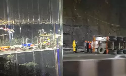 टैंकर पलटने के बाद Mumbai-पुणे एक्सप्रेसवे पर ट्रैफिक जाम; 12 घंटे से ज़्यादा समय से फंसे यात्रियों