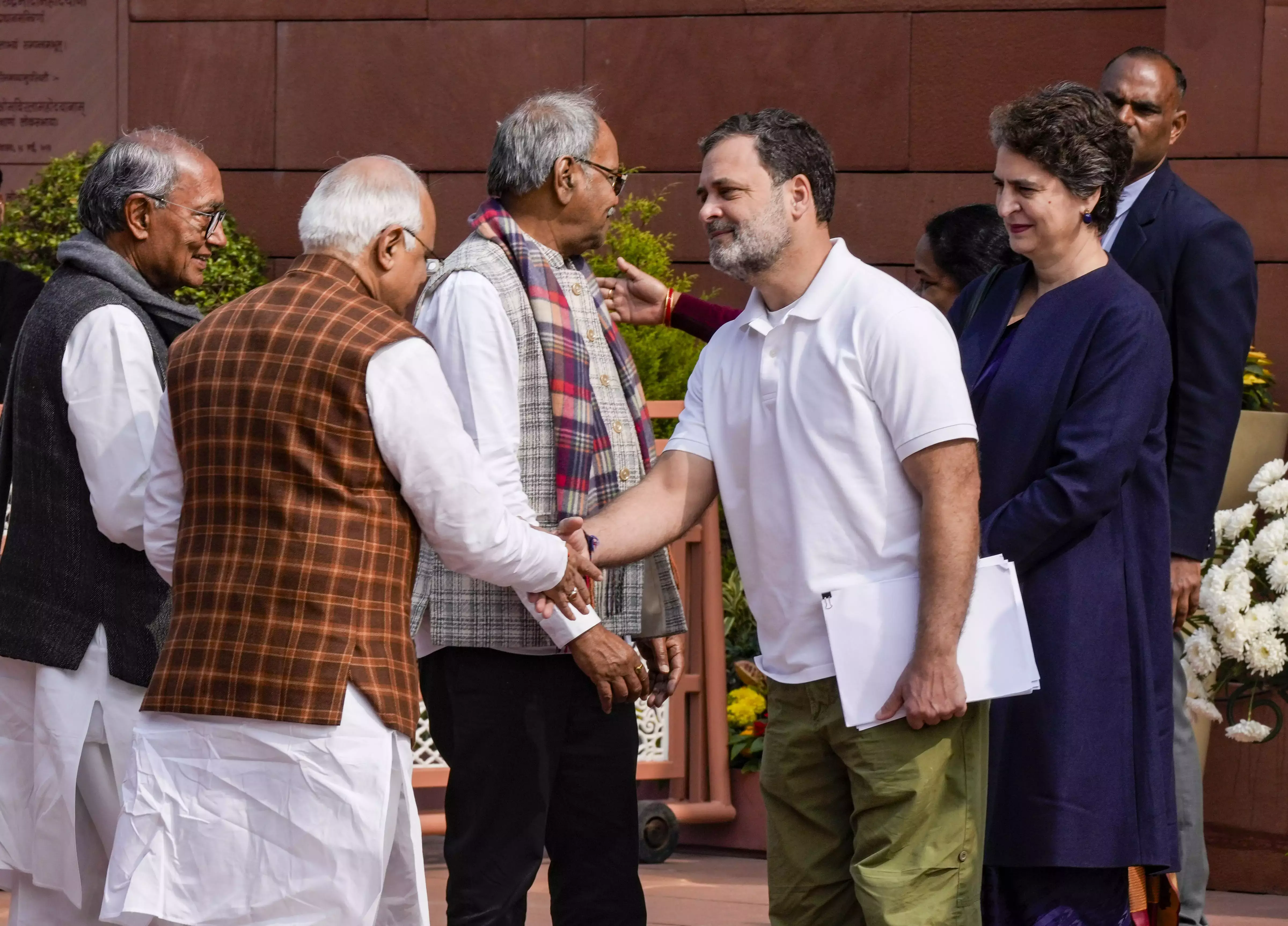 Budget session: कांग्रेस सांसद फ्लोर स्ट्रैटेजी पर मीटिंग करेंगे Budget session: कांग्रेस सांसद फ्लोर स्ट्रैटेजी पर मीटिंग करेंगे