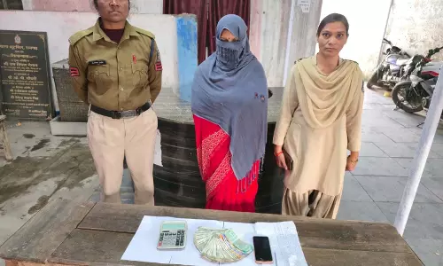 महिला सट्टा लगवा रही थी अपने घर में, पुलिस ने रेड मारकर किया पर्दाफाश