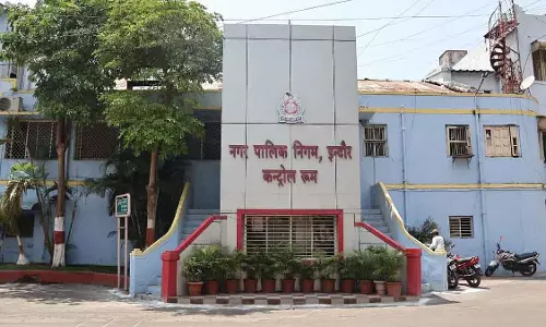 Indore : अंबिका पुरी में खराब सफाई के लिए अधिकारी को हटाया गया
