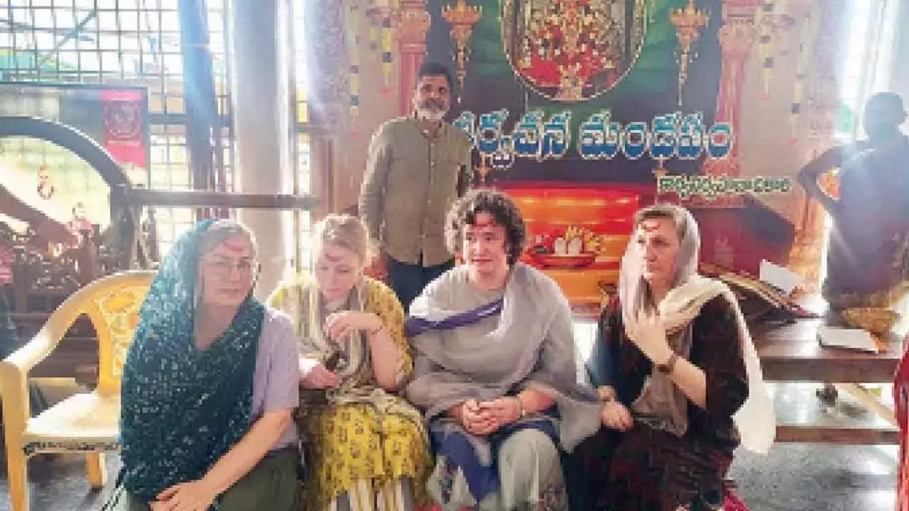 Telangana: डिप्टी सीएम की पत्नी अन्ना लेझनेवा ने ऐतिहासिक भद्रकाली का दौरा किया