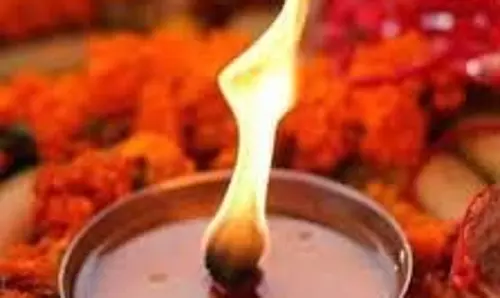 Dharm : इस कहानी से जानें, राजसी वैभव के बीच भी कैसे जलाई जाती है भक्ति की अखंड ज्योत