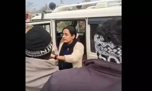 महिला नायब तहसीलदार और किसानों के बीच बहसबाजी, जानें पूरा मामला महिला नायब तहसीलदार और किसानों के बीच बहसबाजी, जानें पूरा मामला