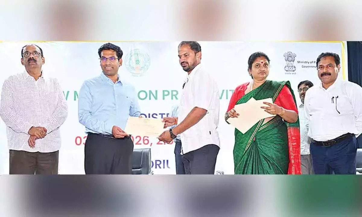 टैक्स, सफ़ाई, P3 मॉडल पर ध्यान दें: कलेक्टर ने PR स्टाफ़ से कहा टैक्स, सफ़ाई, P3 मॉडल पर ध्यान दें: कलेक्टर ने PR स्टाफ़ से कहा