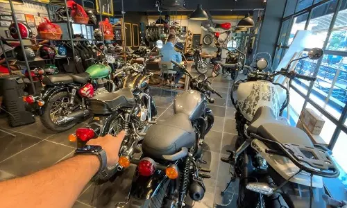 Business: 8 लाख ग्राहकों की पसंद बना Royal Enfield का हिट मॉडल Business: 8 लाख ग्राहकों की पसंद बना Royal Enfield का हिट मॉडल