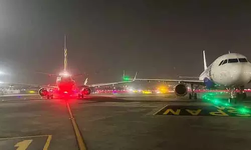 Mumbai एयरपोर्ट पर एयर इंडिया और इंडिगो के विमानों के पंख टकरा गए Mumbai एयरपोर्ट पर एयर इंडिया और इंडिगो के विमानों के पंख टकरा गए