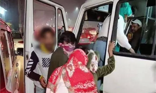 Punjab: Hotel में चल रहा था देह व्यापार, पुलिस की Raid से मची भगदड़ Punjab: Hotel में चल रहा था देह व्यापार, पुलिस की Raid से मची भगदड़