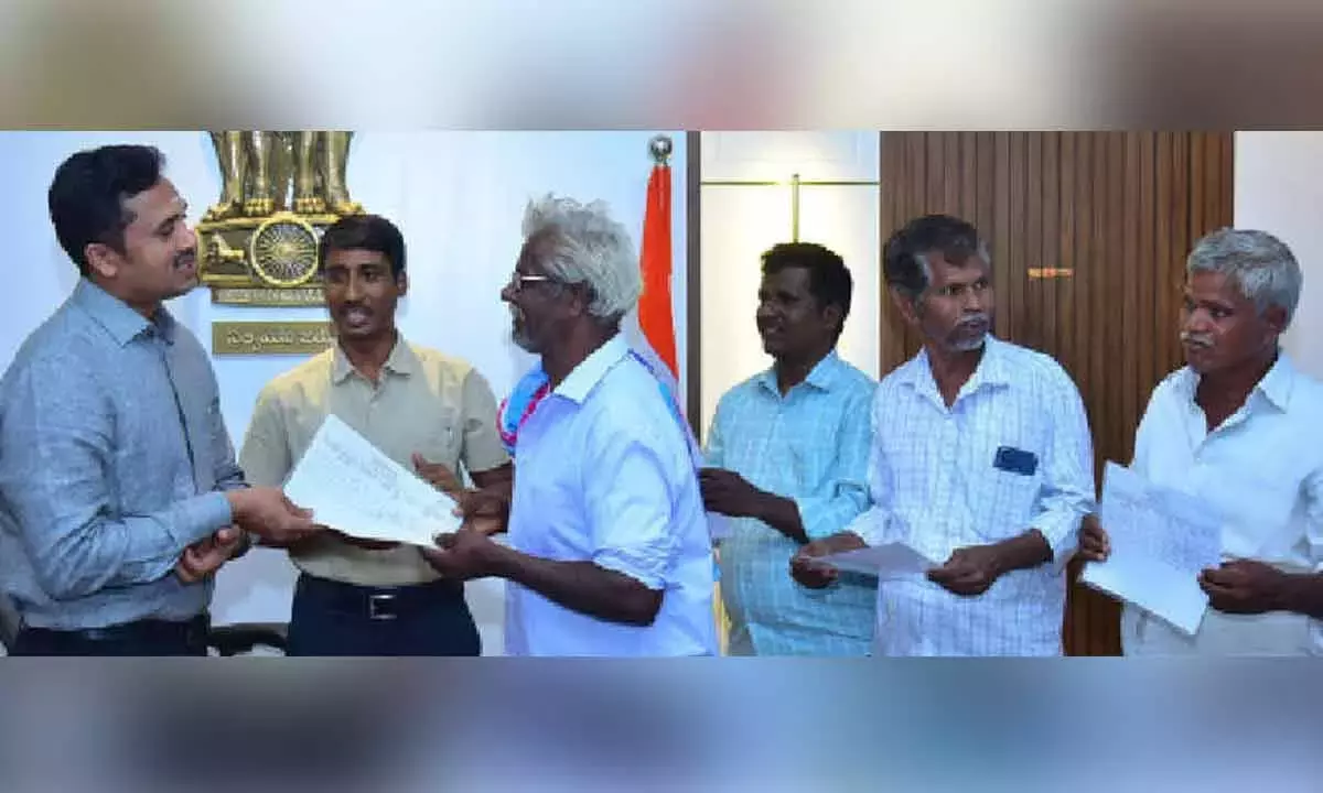 Andhra: रेवेन्यू क्लिनिक में किसानों ने तुरंत समाधान मिलने पर खुशी जताई