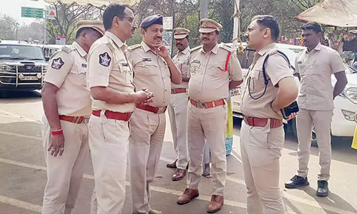 SP ने महाशिवरात्रि ब्रह्मोत्सव के दौरान सुचारू ट्रैफिक मैनेजमेंट पर जोर दिया SP ने महाशिवरात्रि ब्रह्मोत्सव के दौरान सुचारू ट्रैफिक मैनेजमेंट पर जोर दिया