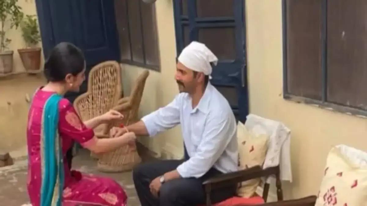 वरुण धवन ने बॉर्डर 2 के डायरेक्टर द्वारा अपने लुक को फिनिशिंग टच देते हुए BTS शेयर किया वरुण धवन ने बॉर्डर 2 के डायरेक्टर द्वारा अपने लुक को फिनिशिंग टच देते हुए BTS शेयर किया
