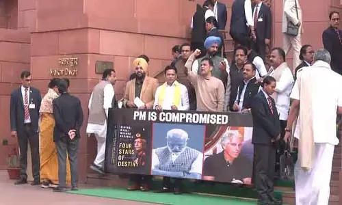 Lok Sabha स्थगित : संसद में सांसदों का विरोध प्रदर्शन Lok Sabha स्थगित : संसद में सांसदों का विरोध प्रदर्शन