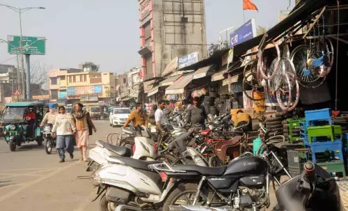 Amritsar में फुटपाथ दुकानों में बदल गए गोल्डन टेम्पल के पास अवैध कब्जों से सड़कें जाम