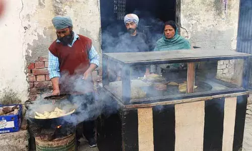 Tarn Taran: पकौड़े बेचने वाला ग्रामीण जीवन का स्वाद परोसता है
