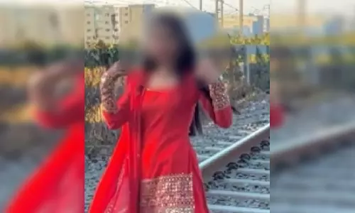 लाल सूट वाली युवती को खतरनाक शौक पड़ा भारी... लाल सूट वाली युवती को खतरनाक शौक पड़ा भारी...