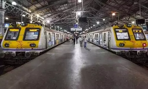 Mumbai : विरार और चर्चगेट के बीच वेस्टर्न रेलवे की ट्रेनें 45 मिनट तक लेट, यात्री गुस्से में