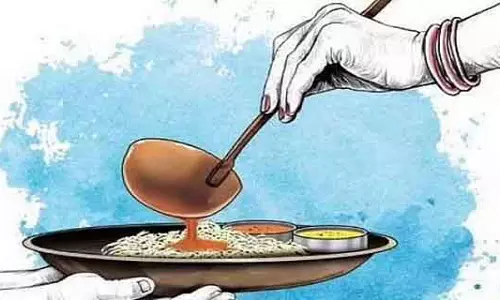 Bidar: गर्म मिड-डे मील खाने के बाद 20 बच्चे बीमार पड़ गए, उन्हें अस्पताल में भर्ती कराया गया