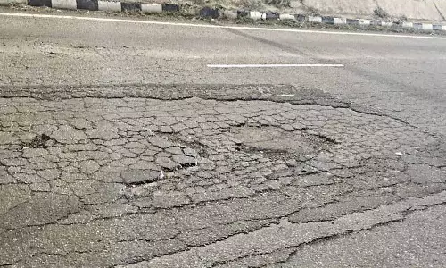 Ladowal toll के पास NH-44 का हिस्सा खराब हालत में, सुरक्षा खतरे में