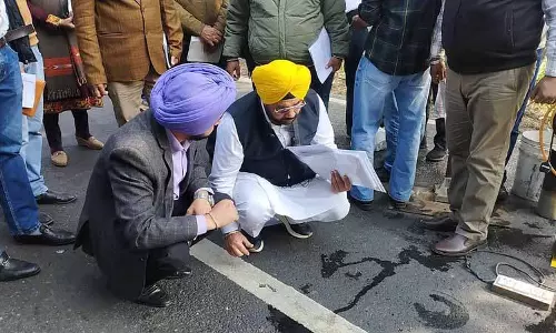 Jalandhar: राहो-जडला सड़क का औचक निरीक्षण Jalandhar: राहो-जडला सड़क का औचक निरीक्षण