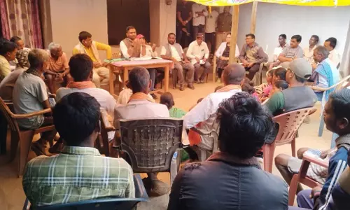 Sitapur: घटिया काम पर चला विधायक का हथौड़ा Sitapur: घटिया काम पर चला विधायक का हथौड़ा