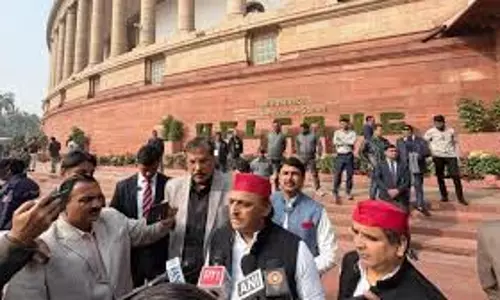New Delhi: डेयरी आयात पर अखिलेश के सवाल, केंद्र सरकार की नीतियों पर निशाना