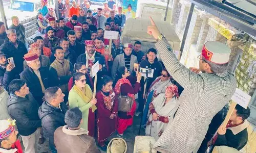 बंजार के MLA ने डॉक्टरों के ट्रांसफर के खिलाफ विरोध प्रदर्शन का नेतृत्व किया बंजार के MLA ने डॉक्टरों के ट्रांसफर के खिलाफ विरोध प्रदर्शन का नेतृत्व किया