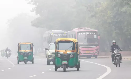 Delhi में घना कोहरा छाया; IGI एयरपोर्ट पर कम विजिबिलिटी के लिए प्रक्रियाएं लागू Delhi में घना कोहरा छाया; IGI एयरपोर्ट पर कम विजिबिलिटी के लिए प्रक्रियाएं लागू