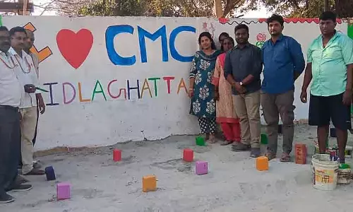 Shidlaghatta : दीवारों पर चित्र बनाकर स्वच्छता के प्रति जागरूकता फैलाई गई Shidlaghatta : दीवारों पर चित्र बनाकर स्वच्छता के प्रति जागरूकता फैलाई गई