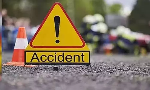 Porur में एक बुजुर्ग डॉक्टर ने प्रोफेसर को कार से टक्कर मारी, गिरफ्तार किया गया Porur में एक बुजुर्ग डॉक्टर ने प्रोफेसर को कार से टक्कर मारी, गिरफ्तार किया गया