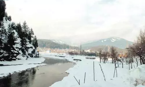 Kashmir में ताज़ा बारिश से ऊंचे इलाकों में बर्फबारी