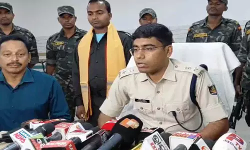 सुकमा निवासी नक्सली ने ओडिशा में किया सरेंडर सुकमा निवासी नक्सली ने ओडिशा में किया सरेंडर