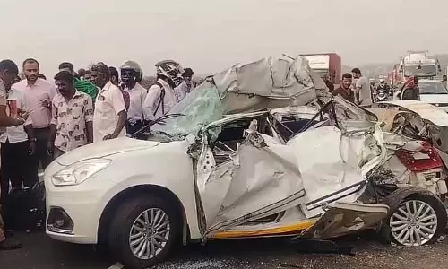 Tirupur में कार के लॉरी से टकराने से तीन लोगों की मौत, एक घायल Tirupur में कार के लॉरी से टकराने से तीन लोगों की मौत, एक घायल