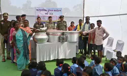 पुलिस को अपना दोस्त मानों, ग्रामीणों से मिले IG बालाजी राव