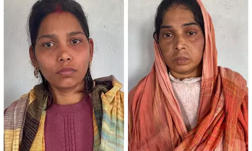 सूटकेस से 17 लाख का गांजा बरामद, यात्री बस से 2 महिला तस्कर गिरफ्तार सूटकेस से 17 लाख का गांजा बरामद, यात्री बस से 2 महिला तस्कर गिरफ्तार