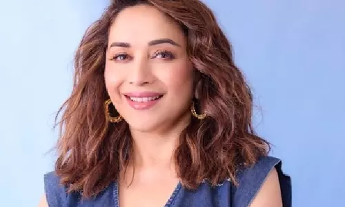 Madhuri Dixit ने प्रतिष्ठित धक धक करने लगा डांस स्टेप को फिर से बनाया Madhuri Dixit ने प्रतिष्ठित धक धक करने लगा डांस स्टेप को फिर से बनाया