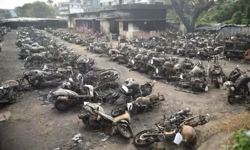 Railway स्टेशन पर आग लगने के एक महीने बाद: वाहन मालिक बेबस रह गए Railway स्टेशन पर आग लगने के एक महीने बाद: वाहन मालिक बेबस रह गए