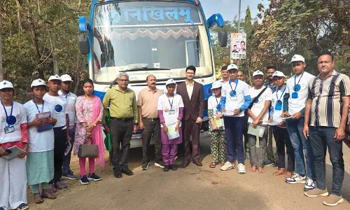 कलेक्टर ने स्कूली बच्चों को शैक्षणिक भ्रमण के लिए विशाखापट्टम रवाना कलेक्टर ने स्कूली बच्चों को शैक्षणिक भ्रमण के लिए विशाखापट्टम रवाना