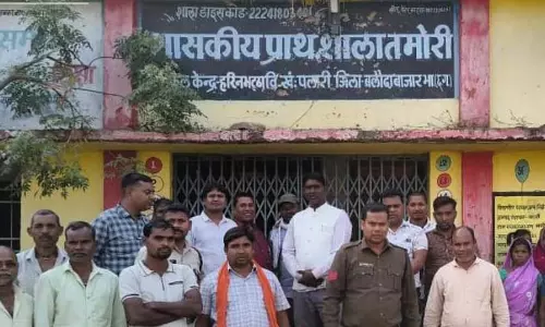 स्कूल में बंधक बनाए गए 6 अधिकारी, ग्रामीणों ने बताया कारण