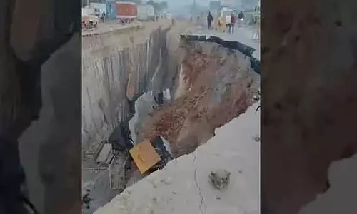 अथीबेले के पास सड़क का बड़ा हिस्सा धंसा; Bengaluru-होसुर ट्रैफिक अस्त-व्यस्त