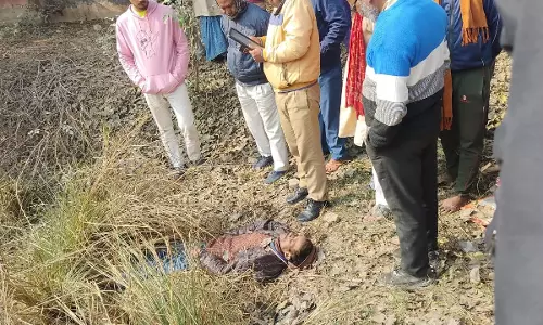 Jaunpur: खाई में मिला अज्ञात व्यक्ति का शव Jaunpur: खाई में मिला अज्ञात व्यक्ति का शव