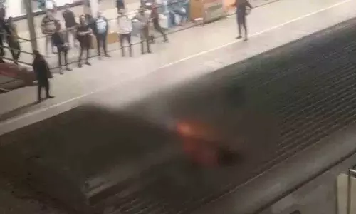 Ballygunge Station पर पुल से कूदने के बाद बिजली का झटका लगने से एक व्यक्ति की मौत हो गई Ballygunge Station पर पुल से कूदने के बाद बिजली का झटका लगने से एक व्यक्ति की मौत हो गई