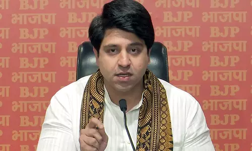 Pune में हिट एंड रन में मां घायल, शहजाद पूनावाला ने दी जानकारी Pune में हिट एंड रन में मां घायल, शहजाद पूनावाला ने दी जानकारी
