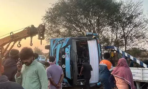Tourist बस पलटी; केरल के प्रोफेसर समेत 32 छात्र घायल Tourist बस पलटी; केरल के प्रोफेसर समेत 32 छात्र घायल