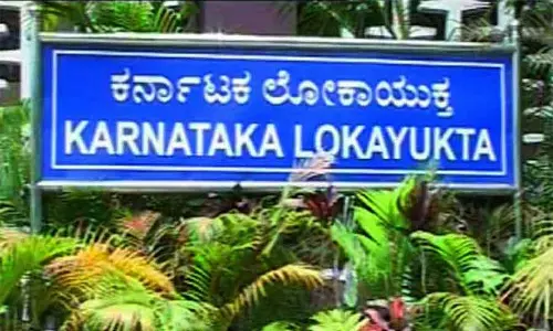 Gadag : धोखा देने के लिए रिश्वत लेते हुए दो लोग जाल में फंसे Gadag : धोखा देने के लिए रिश्वत लेते हुए दो लोग जाल में फंसे