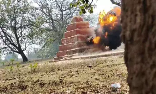 फोर्स ने नक्सली कमांडर के विशाल स्मारक को ब्लास्ट कर उड़ाया