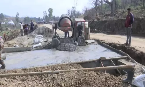Jammu and Kashmir में सड़क अवसंरचना से कनेक्टिविटी और सीमावर्ती विकास को बढ़ावा Jammu and Kashmir में सड़क अवसंरचना से कनेक्टिविटी और सीमावर्ती विकास को बढ़ावा