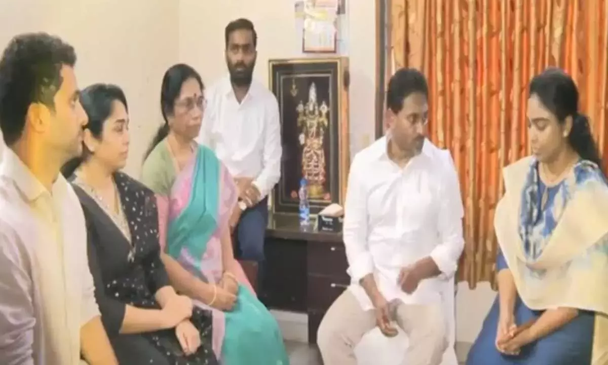 YS जगन अंबाती रामबाबू के परिवार से मिलने पहुंचे और संवेदना जताई YS जगन अंबाती रामबाबू के परिवार से मिलने पहुंचे और संवेदना जताई