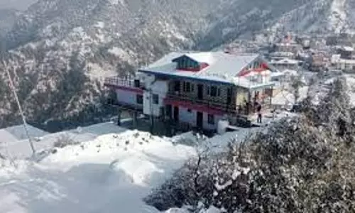 Uttarkashi: पहाड़ों पर बर्फबारी ने किया मौसम रोशन Uttarkashi: पहाड़ों पर बर्फबारी ने किया मौसम रोशन