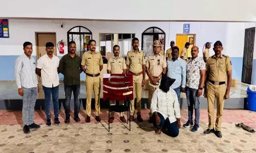 Baramati में चुनाव के दौरान धारदार हथियारों के साथ युवक गिरफ्तार Baramati में चुनाव के दौरान धारदार हथियारों के साथ युवक गिरफ्तार