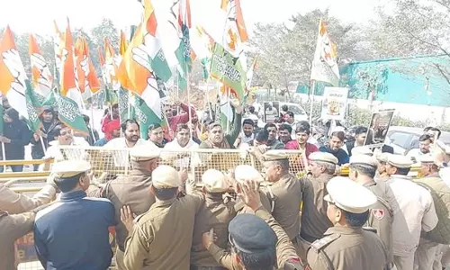 Gurgaon: भाजपा कार्यालय पर कांग्रेसियों का हमला, ‘गुरुकमल’ कार्यालय पर कांग्रेसियों का धावा Gurgaon: भाजपा कार्यालय पर कांग्रेसियों का हमला, ‘गुरुकमल’ कार्यालय पर कांग्रेसियों का धावा