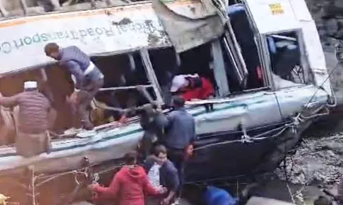 HRTC बस खाई में गिरने से 3 लोगों की मौत, 29 घायल HRTC बस खाई में गिरने से 3 लोगों की मौत, 29 घायल